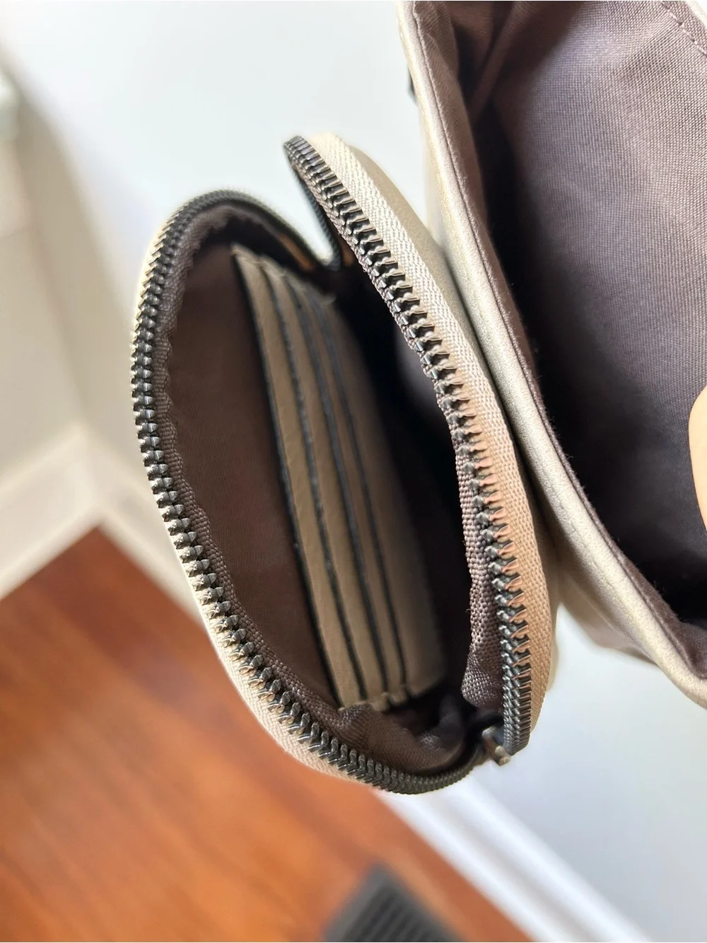 Poiugoya light tan small crossbody travel bag